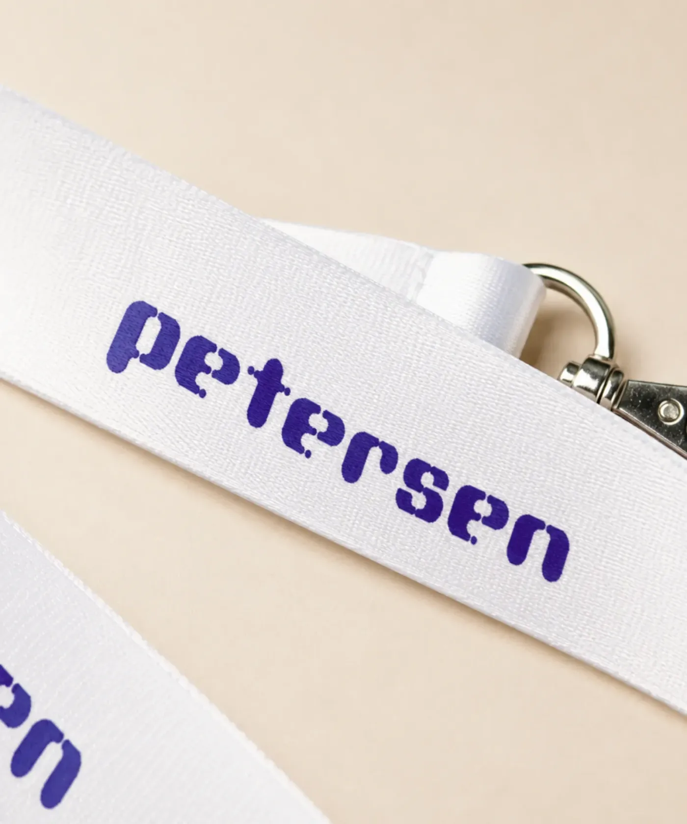 Personalizowana smycz reklamowa z nadrukiem logo wykonana z taśmy tekstylnej detal