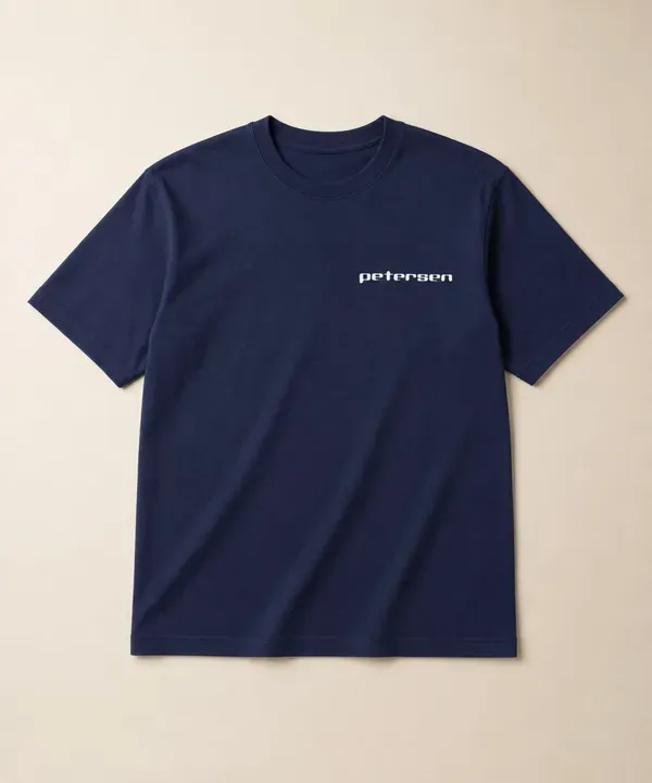Granatowy t-shirt reklamowy z haftowanym logo wykonany z wysokiej jakości dzianiny