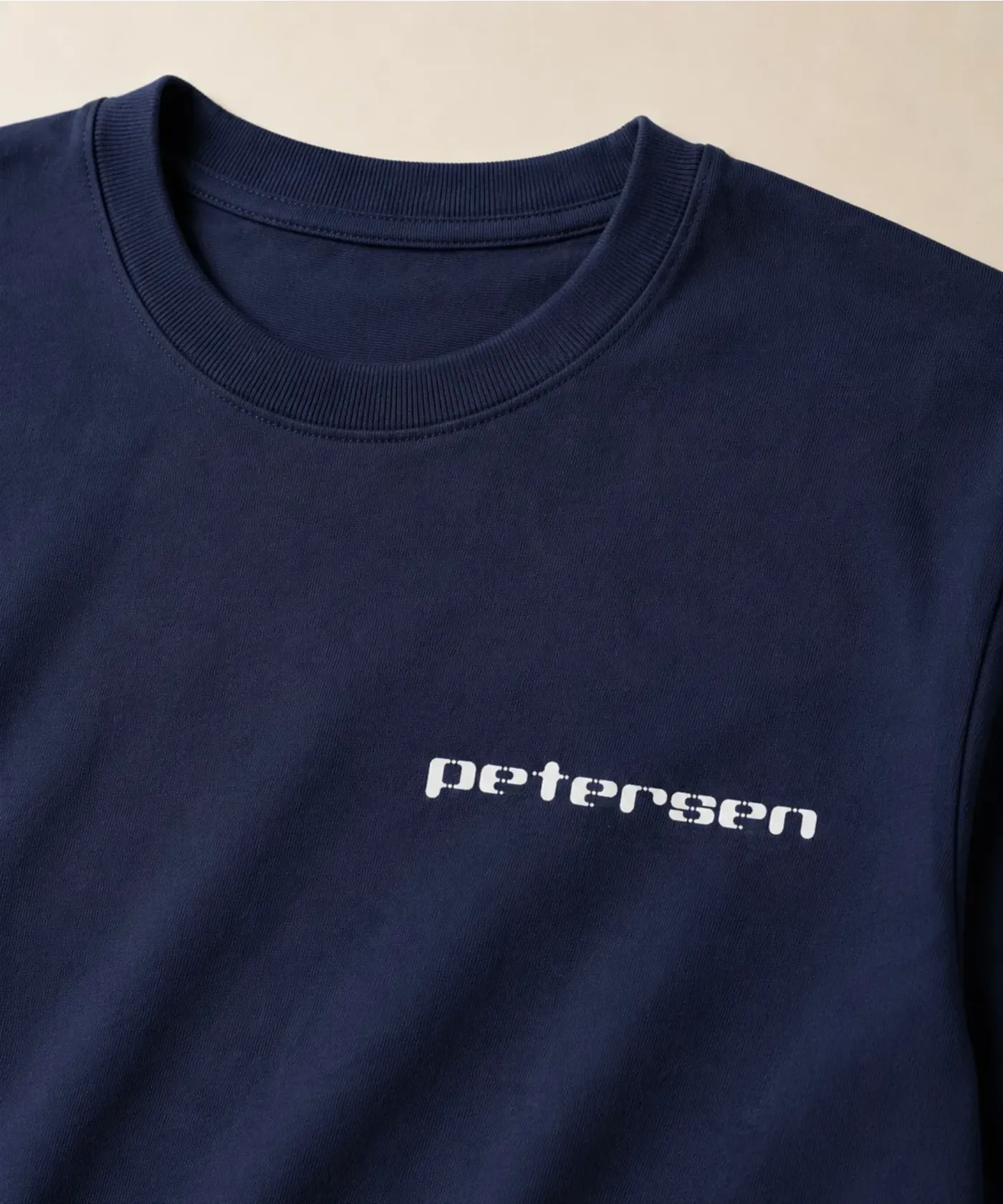 Granatowy t-shirt reklamowy z haftowanym logo detal