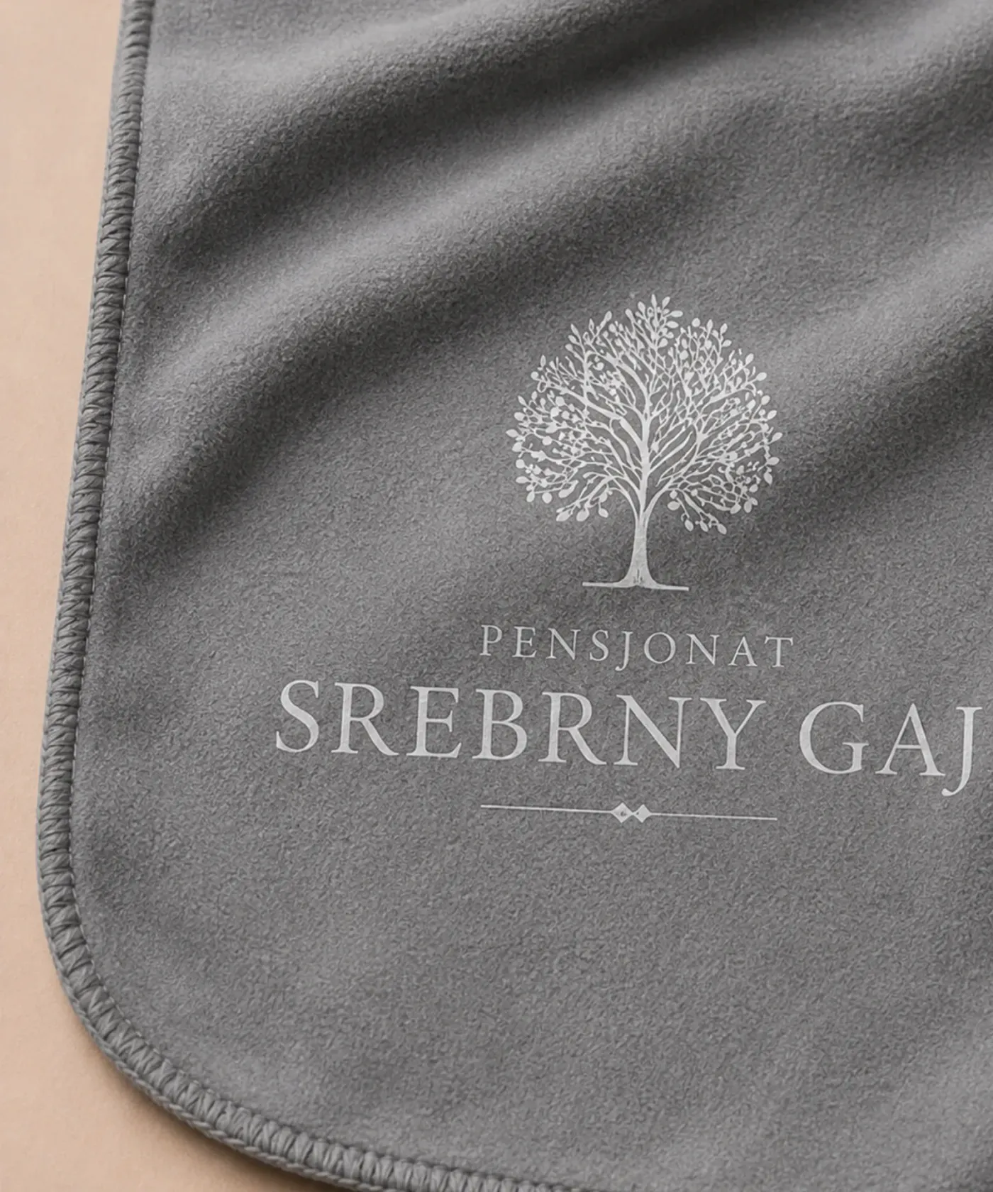 Szary ręcznik szybkoschnący z personalizowanym nadrukiem full color detal