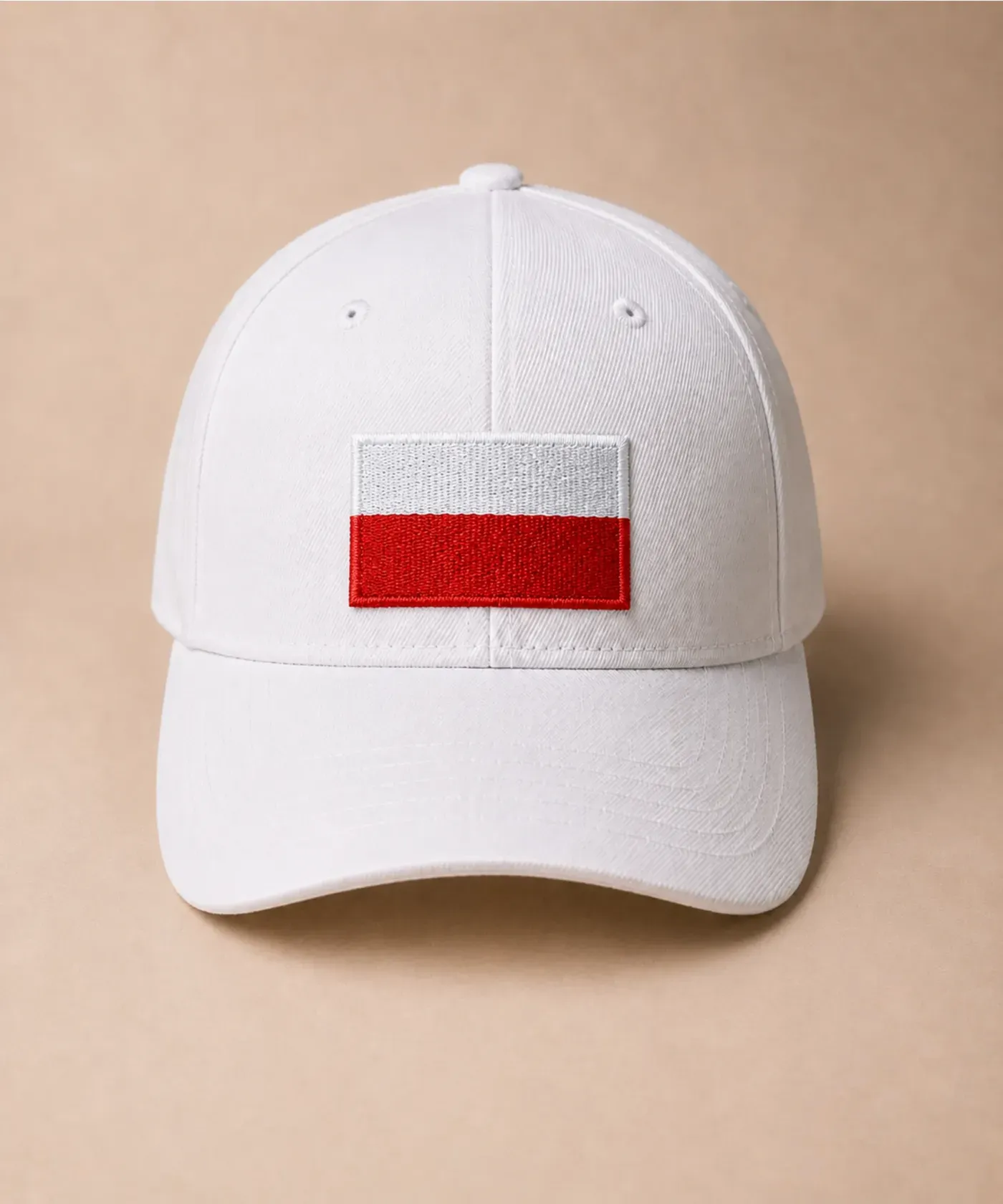 Biała czapka z daszkiem z haftowanym logo 