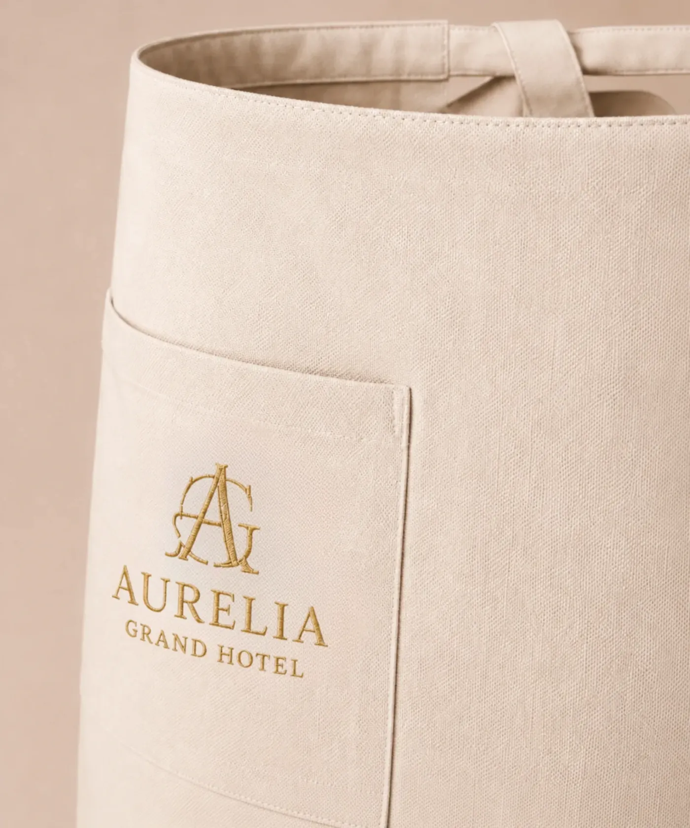 Krótka zapaska kelnerska z kieszenią i nadrukowanym logo hotelu, detal